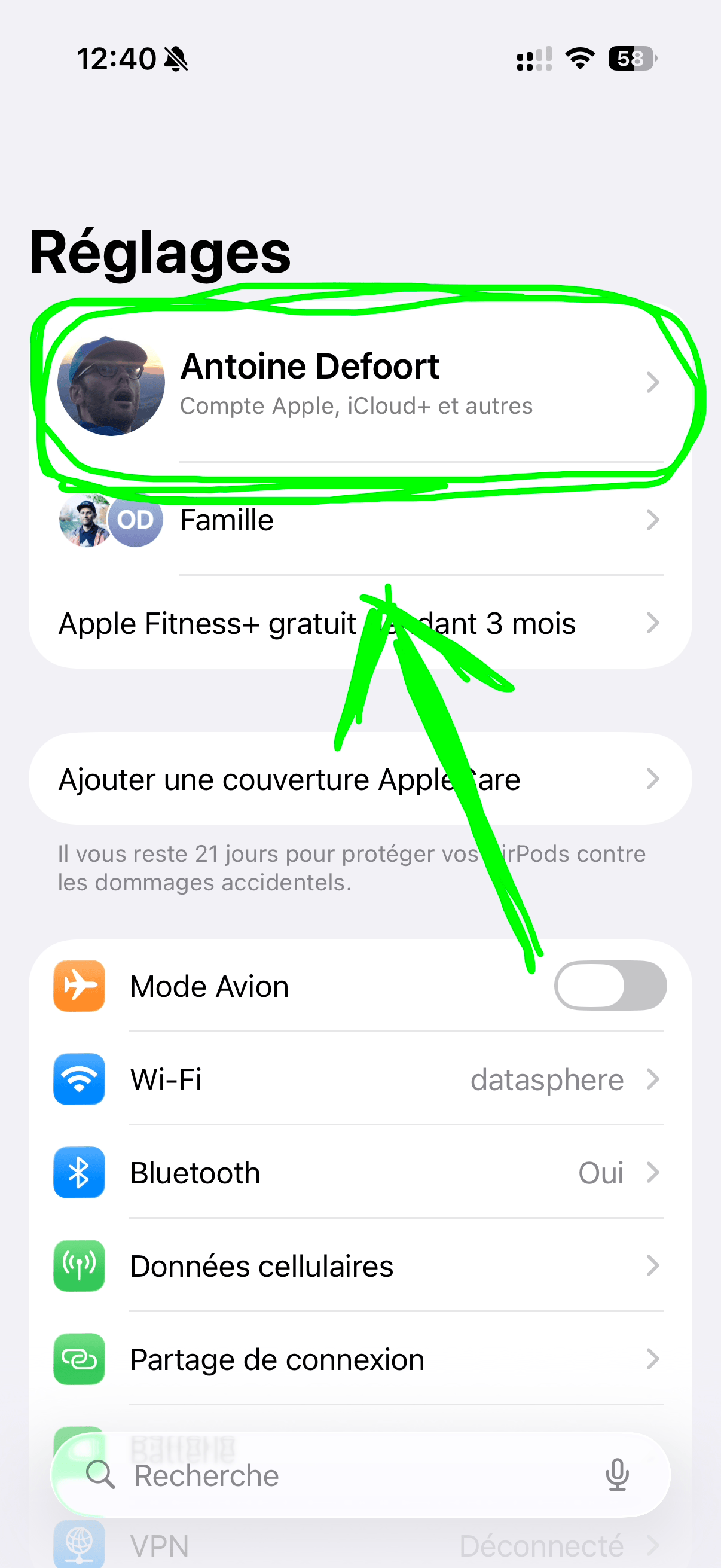 Rendez-vous dans les réglages de votre iPhone et cliquez sur votre nom.